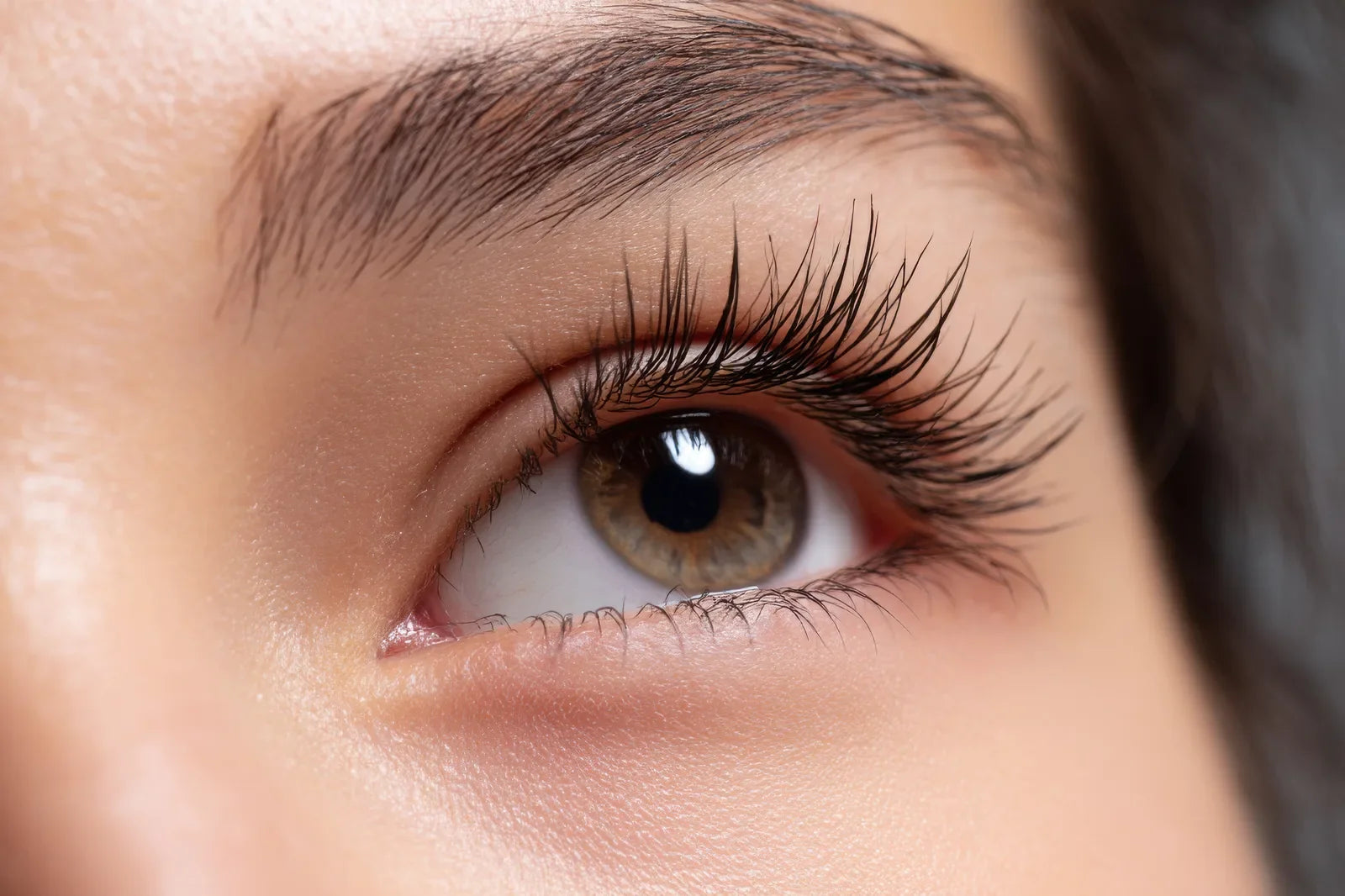 Close-up of a bright, wide-awake eye with smooth under-eye skin, the Clever Lifting Eye Serum ritual